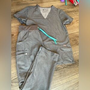 Women’s figs scrubs grey xs top xs petite pants